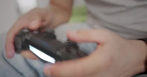 Человек играет в видеоигру с Playstation 4 — стоковое видео