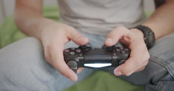 Man spelar TV-spel med Playstation 4 — Stockvideo