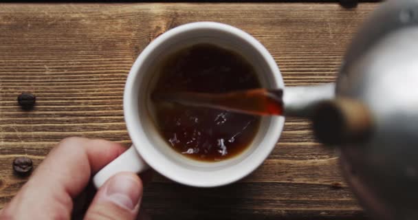 Café verter en la taza de la cafetera grande — Vídeos de Stock