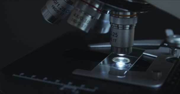 Primer plano de cultivo de microscopio en el laboratorio, científico está llevando a cabo el estudio examina — Vídeos de Stock