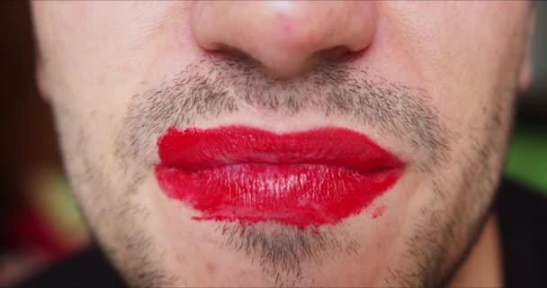 Onherkenbare transgender man rouging lippen — Stockvideo