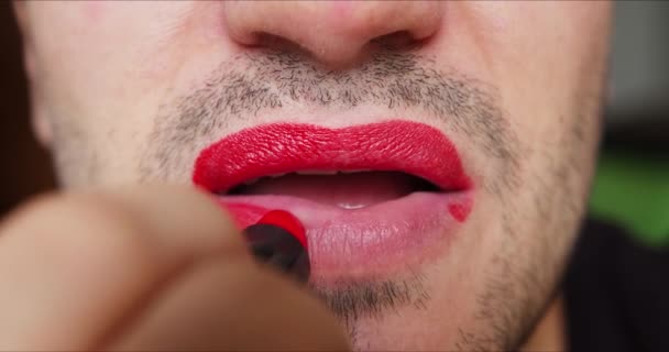 Onherkenbare transgender man rouging lippen — Stockvideo