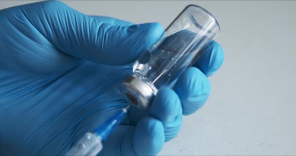 Γιατρός που παρασκευάζει το εμβόλιο για ένεση — Αρχείο Βίντεο