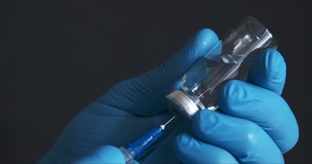 Arts bereidt vaccin voor injectie voor — Stockvideo