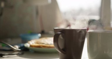 Buhar bardakların üzerinde güzel bir şekilde yükselir.