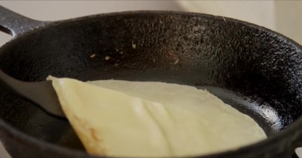 Cooking pancake on the stove with on ron pan — Stock Video