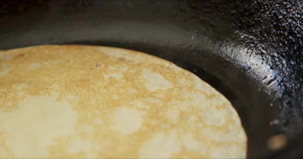 Panqueque de cocina en la estufa con en la bandeja de ron — Vídeos de Stock