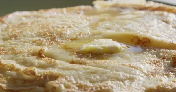 Tipis pancake ditumpuk di piring dalam tumpukan — Stok Video