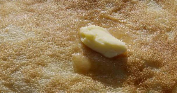 Tunna pannkakor staplade på tallriken i en hög — Stockvideo