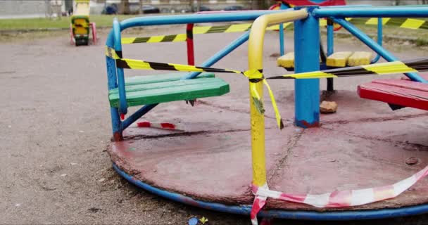 Parque infantil fechado por fita listrada para quarentena durante a epidemia — Vídeo de Stock