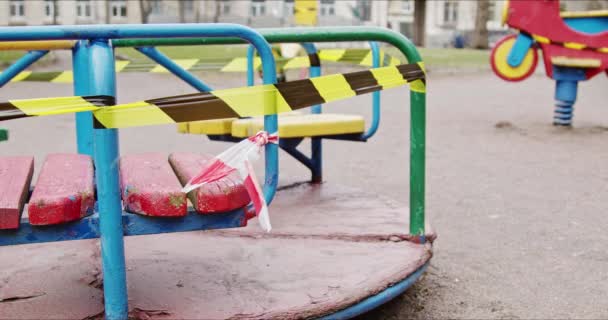 Spielplatz wegen Quarantäne während der Epidemie mit Klebeband abgesperrt — Stockvideo