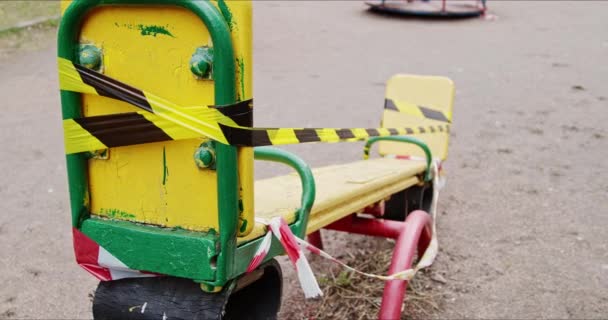 Spielplatz wegen Quarantäne während der Epidemie mit Klebeband abgesperrt — Stockvideo