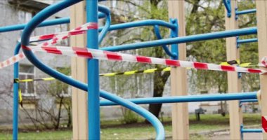 Oyun alanı, salgın sırasında karantina için şeritli bant çitleriyle kapatıldı