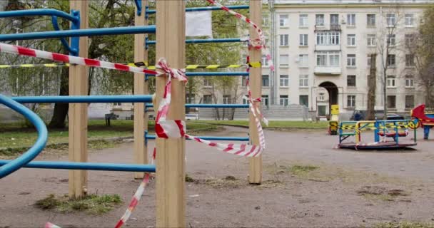 Дитячий майданчик закритий смугастими стрічковими огорожами для карантину під час епідемії — стокове відео