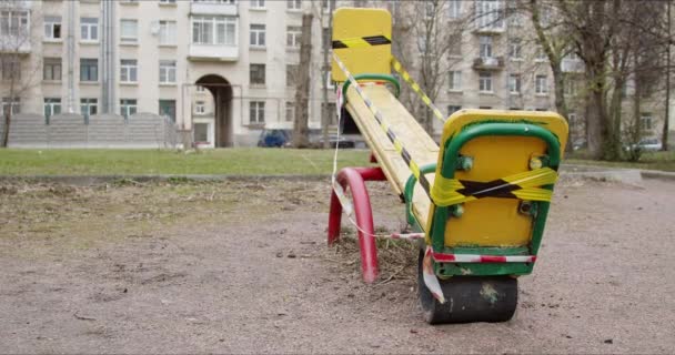 Lekplats stängd med randig tejp stängsel för karantän under epidemin — Stockvideo