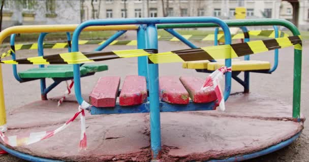 Parque infantil fechado por fita listrada para quarentena durante a epidemia — Vídeo de Stock