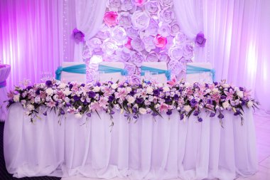 Güzel düğün tablo çiçek dekorasyonu ile