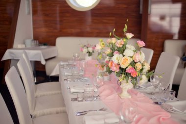 Güzel düğün tablo çiçek dekorasyonu ile