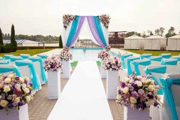 Hermoso arco de boda establecer la decoración en la ceremonia — Foto de Stock