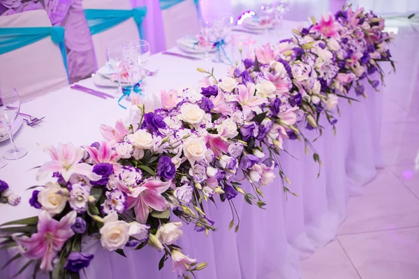 Beautiful wedding table with flower decoration — Stock Photo, Image