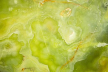 Hafifleyen dilimleri oniks mermer. Yatay görüntü. Sıcak yeşil renkler. Güzel arka plan yakından