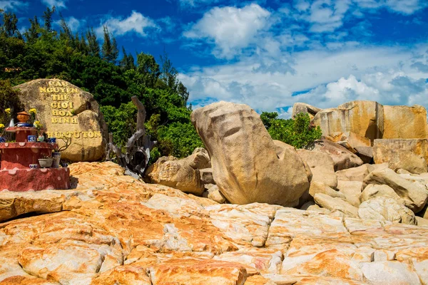 Paisajes en la isla Hon Do en el mar cerca de la ciudad de Nha Trang, Vietnam — Foto de Stock