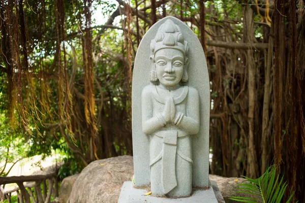Estátua do indhuismo e budismo oração perto de banyan árvore — Fotografia de Stock