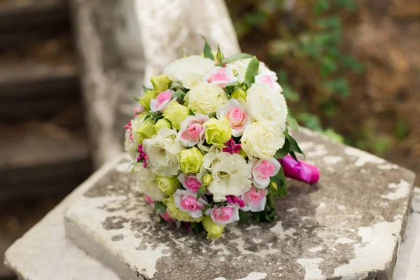 Gros Plan Bouquet Mariage Blanc Pastel Orange Posé Sur Pierre — Photo