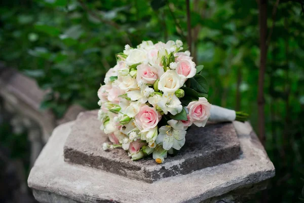 Gros Plan Bouquet Mariage Blanc Pastel Orange Posé Sur Pierre — Photo