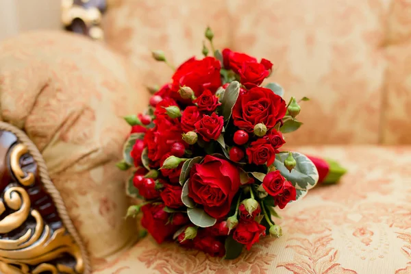 Gros plan du bouquet de mariage rouge - fond — Photo