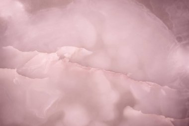 Aydınlatılmış mermer akik. Yatay görüntü. Sıcak pembe renkler. Güzel yakın plan