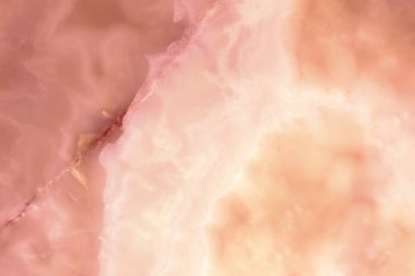 Hafifleyen dilimleri oniks mermer. Yatay görüntü. Sıcak pembe ve sarı renkler. Güzel arka plan yakından