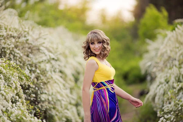 Frühlingsporträt einer schönen Frau. attraktives Mädchen in weißen Blumen — Stockfoto