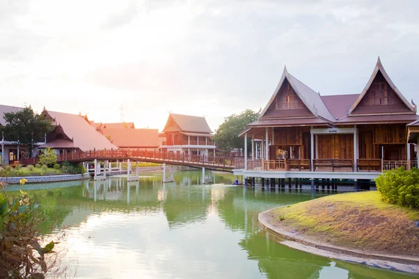 Legenda Siam Park v Pattaya, Thajsko. Krásná Legenda Siam je nový orientační bod v Pattaya a populární turistické atrakce při západu slunce — Stock fotografie