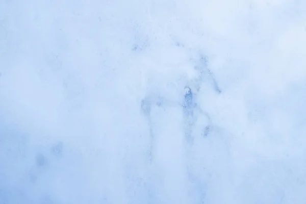Horizontální světlé plátky z mramorového onyxového pozadí. Studené modré barvy ideální pro váš design — Stock fotografie