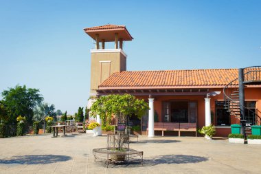 Pattaya, Tayland - 6 Aralık 2019: Silverlake Tayland, Pattaya kırsalında bir üzüm bağıdır. Yatay renkli bir görüntü. Turuncu çatılı bina