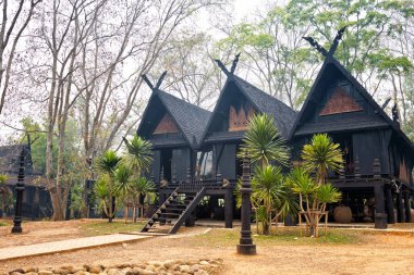 Baan Barajı - Chiang Rai 'deki Kara Ev ve Kara Tapınak - Kuzey Tayland' daki turizm beldesi. Chiang Rai 'deki mistik sanat müzesi. Yatay renkli resim