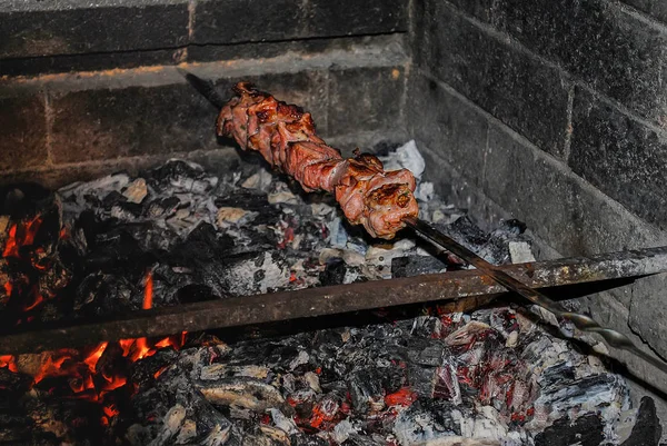 Grilling av marinert shashlik på en grill . – stockfoto