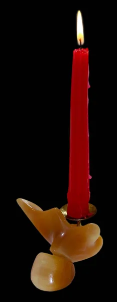 Świecznik wykonany z onyx z płonącą świecą na białym tle czerwony — Zdjęcie stockowe