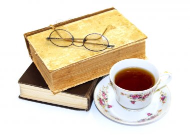 Yırtık ciltlenmiş bir eski kitap. kırık omurga gözlük vardır ve