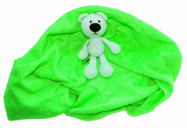 Красочное полотенце с игрушкой вязанный белый медведь изолирован на белом — стоковое фото