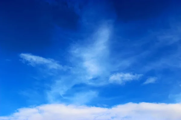 Céu e nuvens fundo — Fotografia de Stock