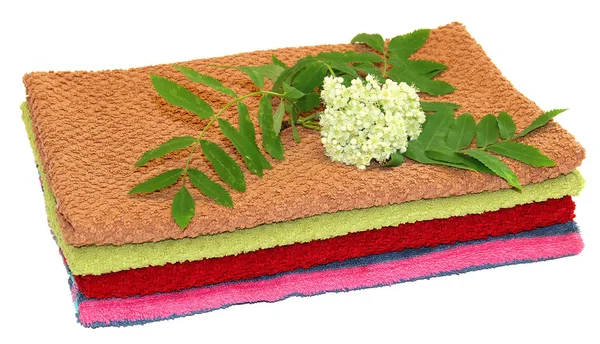 Ramo di ashberry con fiori bianchi su una pila di asciugamano da cucina — Foto Stock