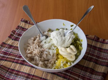 Kış salatası bir t ile kaplı ahşap bir masa üzerinde bir kase dilimlenmiş