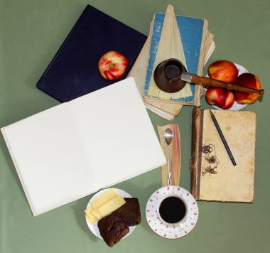 Natürmort kahve Buhar, bir çay kaşığı kıvrılmış bir ipucu ile yatıyor üzerinde bir 