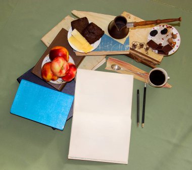 Natürmort kahve Buhar, bir çay kaşığı kıvrılmış bir ipucu ile yatıyor üzerinde bir 