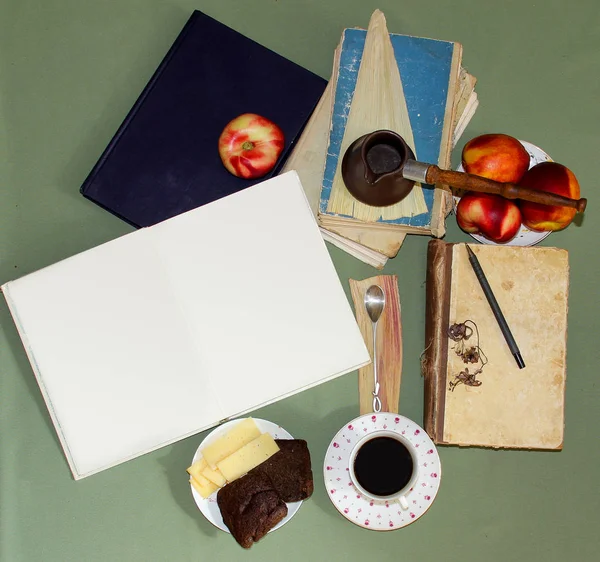 Natürmort kahve Buhar, bir çay kaşığı kıvrılmış bir ipucu ile yatıyor üzerinde bir 