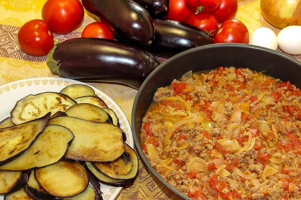 Soğan ve domates bir ro astarlı ile hazırlanan forcemeat Komposto