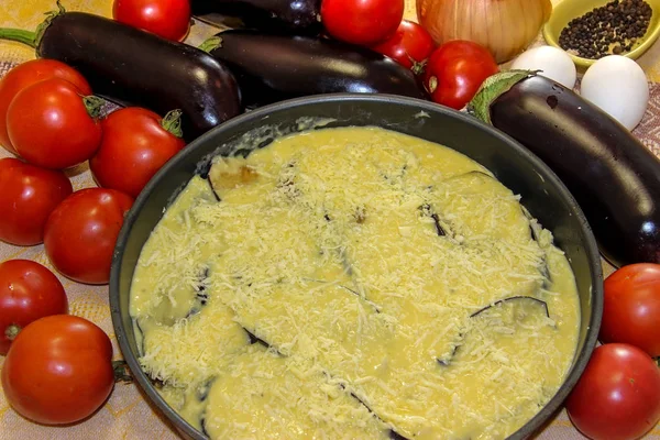 Zum Braten von Moussaka mit geriebenem Käse zubereitet. fre — Stockfoto