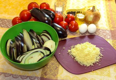 Bir kase ve fainely içinde sırılsıklam tuzlu suda patlıcan dilimlenmiş 